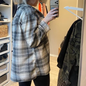 Jacka/ skjortjacka  - Jätte fin skjortjacka köpt på H&M förra året. Storlek M. Sparsamt använd och passar nog både dem med S, M & L. ☺️