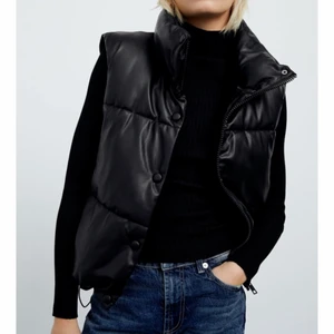 Skinn väst - Jätte fin svart, vadderad skinnväst från zara som passar till allt! Väldigt fint skick, precis som ny. Köparen står för frakten💗