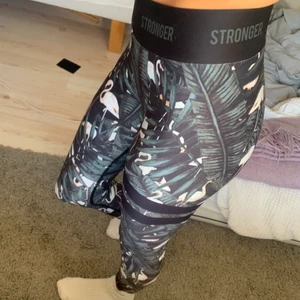 Stronger träningstights  - Säljer dessa stronger tights då dom är för små för mig. Dom är endast använda ett fåtal gånger och är i fint skick 💕💕 