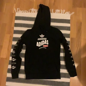 Adidas hoodie - Svart adidas hoodie i retro stil. Storlek S. Har varit ett favoritplagg förr men använder den inte lika mycket längre då den är lite liten för mig.