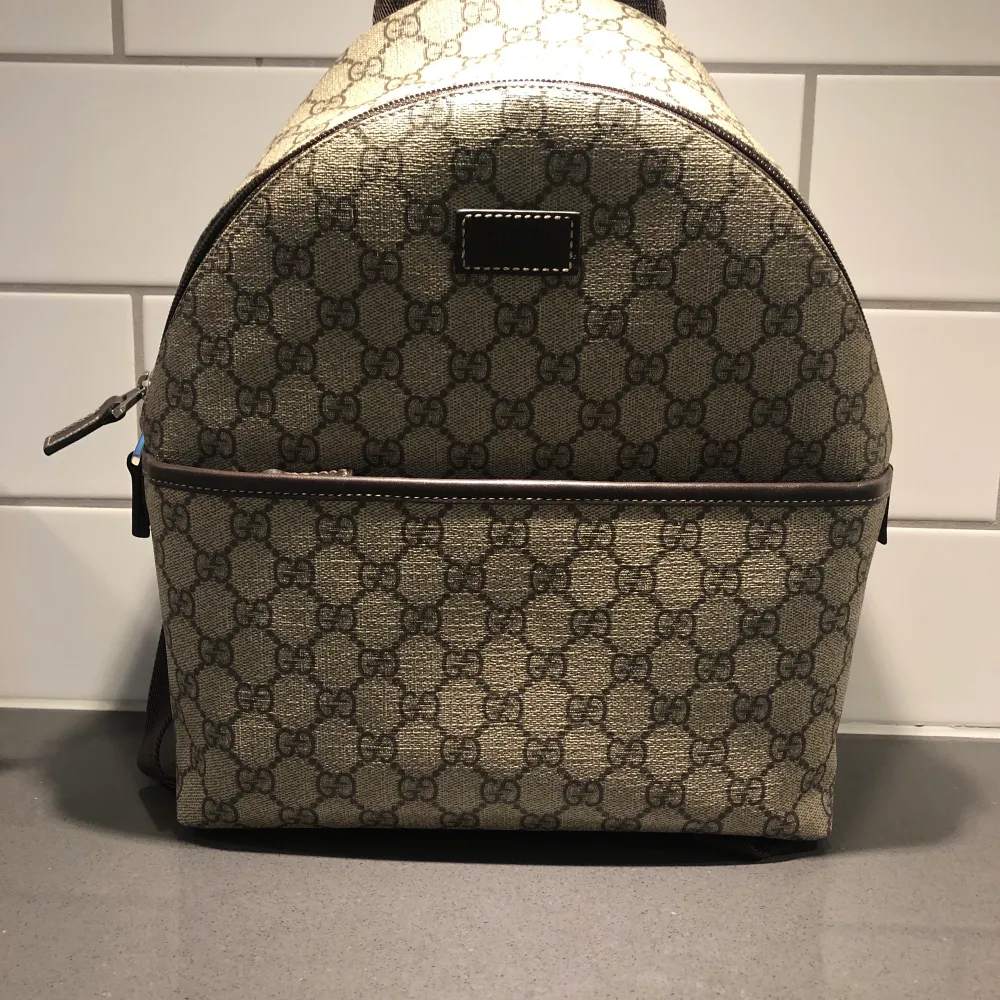Köpte denna Gucci väska GG Supreme backpack äkta till ordinarie pris för 7.809kr och säljer denna för 6500kr. Bevis på att väskan är äkta medföljer även bevis! Väskan är använd 1 gång och har inga märken eller slitage!. Väskor.