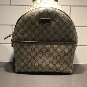 Köpte denna Gucci väska GG Supreme backpack äkta till ordinarie pris för 7.809kr och säljer denna för 6500kr. Bevis på att väskan är äkta medföljer även bevis! Väskan är använd 1 gång och har inga märken eller slitage!