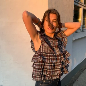 Ganni flæse top - Flæse bluse/top fra GANNI med klassisk print i tern. Åben ryg med bindebånd bag på