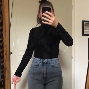 Långärmad tröja - Långärmad tröja med turtleneck. Den har ränder i sammet och passar till det mesta. Lätt att både klä upp och ner