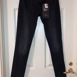 NYA Levis byxor  - Råkade beställa ett par Levis byxor i helt fel storlek och har legat i min byro. Lapparna sitter kvar.     Storlek 26. Skickas med PostNord spårbarfrakt 🥰.         Betalning sker via Swish 🥰