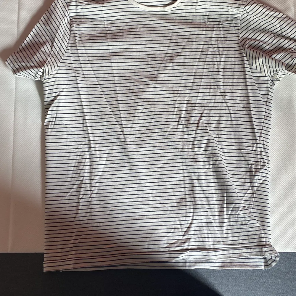 Säljer min randiga t shirt för att den inte kommer till användning. Märket bläck och storlek L. Säljer för 100 kr plus frakt. T-shirts.