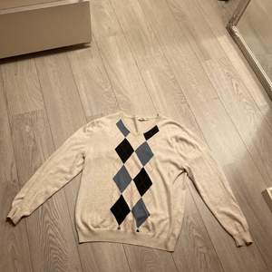Säljer denna tröjan som sitter som M-L, köpare står för frakt