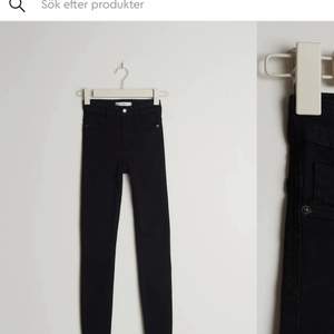 Svarta lågmidjade jeans i storlek xs från Gina tricot andvänd fåtal gånger då dem är för små pris kan diskuteras