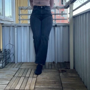 Weekday-jeans - Riktigt snygga högmidjade jeans från Weekday i modellen Row. 