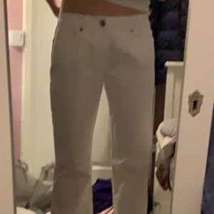 Vita jeans från Primo Emporio - Intressekoll på mina jättefina vita jeans från Primo Emporio, kom privat för frågor och annat! Storlek står inte (ni kan komma privat och fråga om innerbensmått och midjemått)