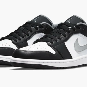 Jordan 1 low Black medium gray 2021 - Helt oanvända. Splitter nya. Men tyvärr förstora för mina fötter. Fantastisk fina skor. Som är normal sized. Alltså har du 42 så har du 42 osv. Hade lätt behållt dem om de inte var förstora. Prisvärda i rätt storlek.                                                                  (Skickas såklart dubbelboxat) ⚰⚰😄 går att lösa spårbart och köparen står för frakten. Frakt kan diskuteras pris men skorna är fast pris