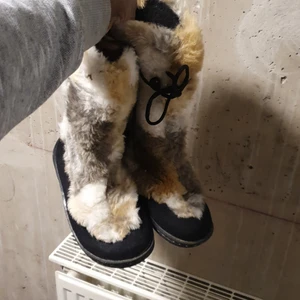 Fin fur boots  - I mycket bra skick och passar till snow och vinter eftersom de är varmt. Finns fler bilder och passar 36_ 37 