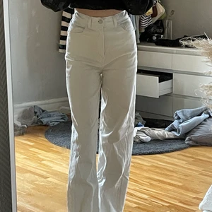 Jeans från Levi’s - Säljer dessa supersnygga krämvita jeans från Levis. Jensen är högmidjade och vida i benen. De är i modellen High Lose i storlek 26. Jeansen är endast använda 2 gånger och är i nyskick. De är perfekt långa för mig som är 170 cm så rekommenderar att du är mellan 164/174 cm om de ska vara bra i längden. Jeansen är köpta på carlings för 1399kr men jag säljer de för 450kr+frakt ❤️