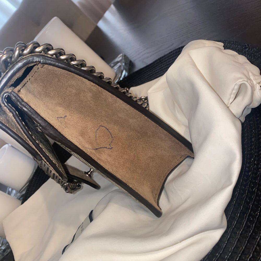 En Gucci Dionysus GG Supreme mini bag i nästan nyskick, skedde en olyxhändelse vid sidan av väskan av en penna men annars är väskan i helt nyskick. Har andvänt väskan några gånger och tänkte nu ta tag och sälja den. . Väskor.