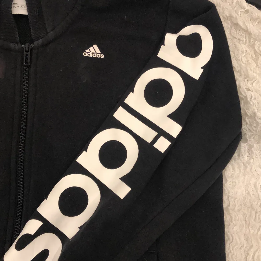 Säljer min fina svarta Adidas kofta. Den är i stl L men den känns mer som en S/M, använd fåtal gånger. Finns en lite fläck därav sänkt pris❤️. Tröjor & Koftor.