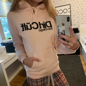 DirtCült hoodie - Liten i storlek, sitter som en S. Den är ljusrosa, färgen syns dåligt på bild 
