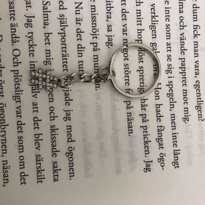 Nyckelring  - En fin nyckelring med små söta diamanter ❤️