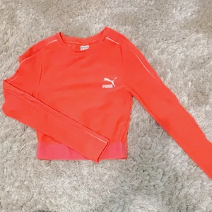 Tränings topp från Puma - Tränings tröja från Puma. I skrik rosa färg med vita ditaljer. Storlek xs. Resår nedtill.