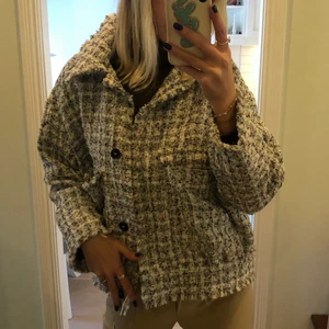 Jacka - Säljer en skitsnygg jacka från H&M. Frakt tillkommer:) Fråga om ni undrar något:))