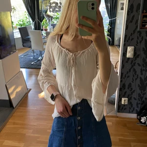 Hollister blus - Fin vit blus med spetsdetaljer och vida ärmar från Hollister. Lätt genomskinlig🌸Sparsamt använd✨