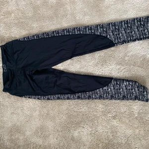Tränings tights - Svarta tränings tights med grå & vita sträck nästan oanvända
