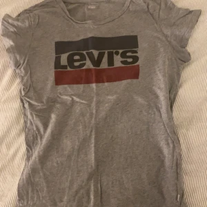 Levis T-shirt  - Strl M, frakt ingår ej