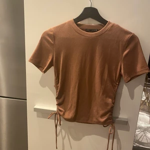 Zara tröja.  - Med drag på sidorna, knappt använd och sicka för fler bilder 