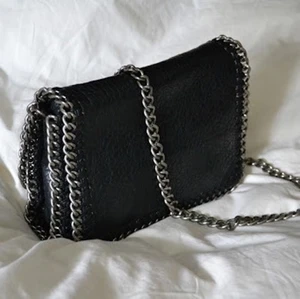 Svart väska från tiamo! - En Stella McCartney inspirerad väska från tiamo i fint skick!
