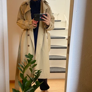 Trenchcoat beige/brun - Trenchcoat i nyskick aldrig använd. Storlek xs/s men är oversized så passar m/l också. Skriv för fler bilder frakt tillkommer