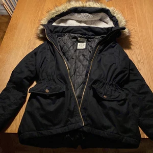 Svart Vinter Jackoa - Hår en av svart skön vinter jacka som jag älskar  men som tyvärr inte passar mig längre🌸50kr plus 66 kr i frakt✨