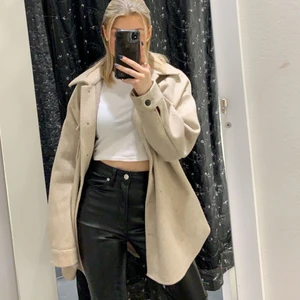Jacka  - Superfin varm, beige jacka från Nelly! Superskön o perfekt till hösten/ vintern! Använd Max 5ggr😊