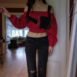 cool industrial cropped top  - skitcool speciell top, storlek xs-m beroende på passform. banden över axlarna är justerbara. lite 'plastig' i materialet. köpt i HK. 