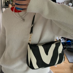 Väska  - Zebra väska från shein, jättebra skick inte mycket använd, passar till mycket