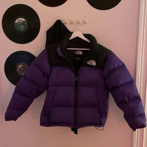 North Face Lila 1996 - Säljer Min North Face Jacka Here Storlek S, Modellen Heter 1996, Sparsam Använd, Köptes På Affären I Vintras. Skulle Kunna Passa Tjejer Också. Kan Annars Byta Mot En (Färg Beror På) Samma Modell Eller Liknande Modell Storlek M i Man. Buda På Pris Ej Hugget I Sten. Kan Frakta.