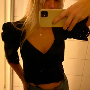 Blus från Zara storlek M  - Jättefin blus från Zara i storlek M men passar även S💕 Bud vid många intresserade