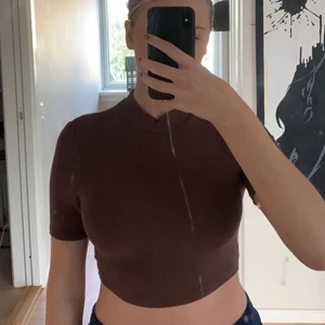 Ribbad brun topp - Väldigt fin brun färg och väldigt fin att ha både på fest eller i skolan!!