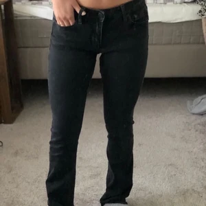 Lågmidjade crocker jeans - Snygga crocker jeans i modellen pep boot! Lånade bilder! Har inga egna bilder då dom tyvärr är lite för små för mig men fortfarande bra i längden för mig som är 169cm💕