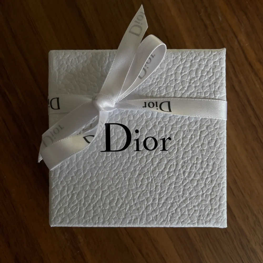 Helt nytt replica armband från Christian Dior. Färgen är mörkblå . Armbandet är reglerbart och passar alla. Allt ingår på bilden. Armbandet är fejk och får inte säljas vidare som äkta. Accessoarer.