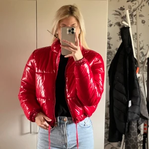 Röd jacka - Jacka från chiquelle. Storlek S. Aldrig använd, i bra skick.         📦 skickas mot frakt. Köparen står för frakten! Fraktpriset ligger på 66 kr.  ❌ inga returer, plagget säljs i befintligt skick enligt beskrivning.  💰 priset kan diskuteras!