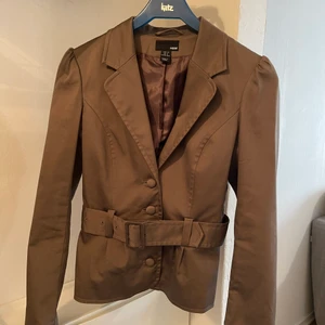 Brun kavaj  - Väldigt fin kavaj med skärp och detalj på baksidan. Strl 34 