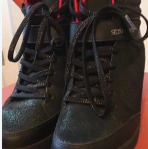 Adidas x Selena Gomez - Sneakers av adidas med samarbete tillsammans med Selena Gomez. Inbyggd platå. Nypris: 1.200 sek