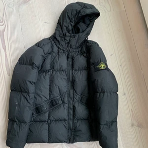 Stone island jacka - Size: Small,  Cond: väldigt liten flaw, syns ej (sätter man svart tyg tejp så blir det osynligt) utöver 8,5/10 Nypris: 8000kr, köptes på NK för 2 år sedan Vid frågor eller funderingar skicka iväg ett meddelande, kan köpas direkt (skriv till mig)