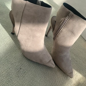 Klackar - Pågrund av flytt säljer jag mina klackar!