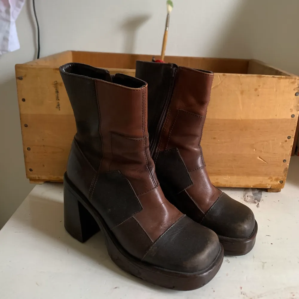 Vintage boots köpte från en annan säljare här på plick supersnygga men kommer tyvärr inte till användning. Har bred klack så de är lätta att gå i. De är gjorda i läder som håller länge. Bara att meddela för mer info 💕. Skor.