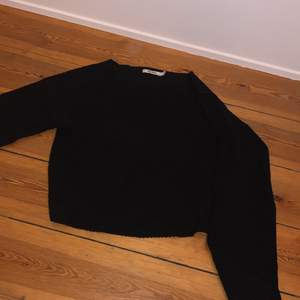 En jätte skön svart stickad tröja från NAKD. Säljer på grund av jag inte använder den längre. Köpare står för frakt ☺️
