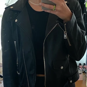 Skinnjacka Zara - Skinnjacka i fejk skinn. Storlek M, från Zara. Jackan är använd, men är i ett ok skick. Därav priset. Normal i storleken.