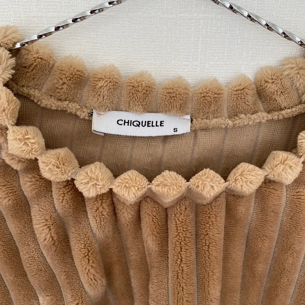 Väldigt skön sweatshirt från Chiquelle, säljer pågrund av att den inte kommit till användning på ett tag. Är i storlek S men passar troligtvis även XS eller M.. Tröjor & Koftor.