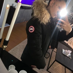 Canada goose vinterjacka stl xs/s - I superfint skick köpt för 2 år sedan av en tjej här på plick, kemtvättad förra vintern sen dess har den inte andvänts. Har varit inlämnad hos en skräddare och fått påsytt en större päls på luvan. Mer bilder kan fixas om man skriver medelande. Är stl xs.