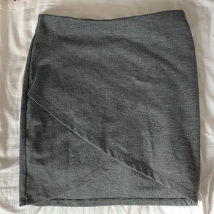 Kjol - En grå kjol med omlott modell! Perfekt med ett par nylon strumpor nu i höst! Den är i storlek S och är nästan helt oanvänd! Säljer för 70kr + frakt 66kr!! Skriv om ni har frågor!🖤🙏🏼 