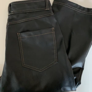 Skinn byxor Zara - Säljer ett par raka skinn byxor med söm på från Zara! De passar mig som är 1,63. Endast använda en gång.